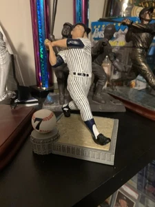 Mickey Mantle "Mantle Swings Home" Figurine 1995 Hamilton Collection Baseball - Picture 1 of 6