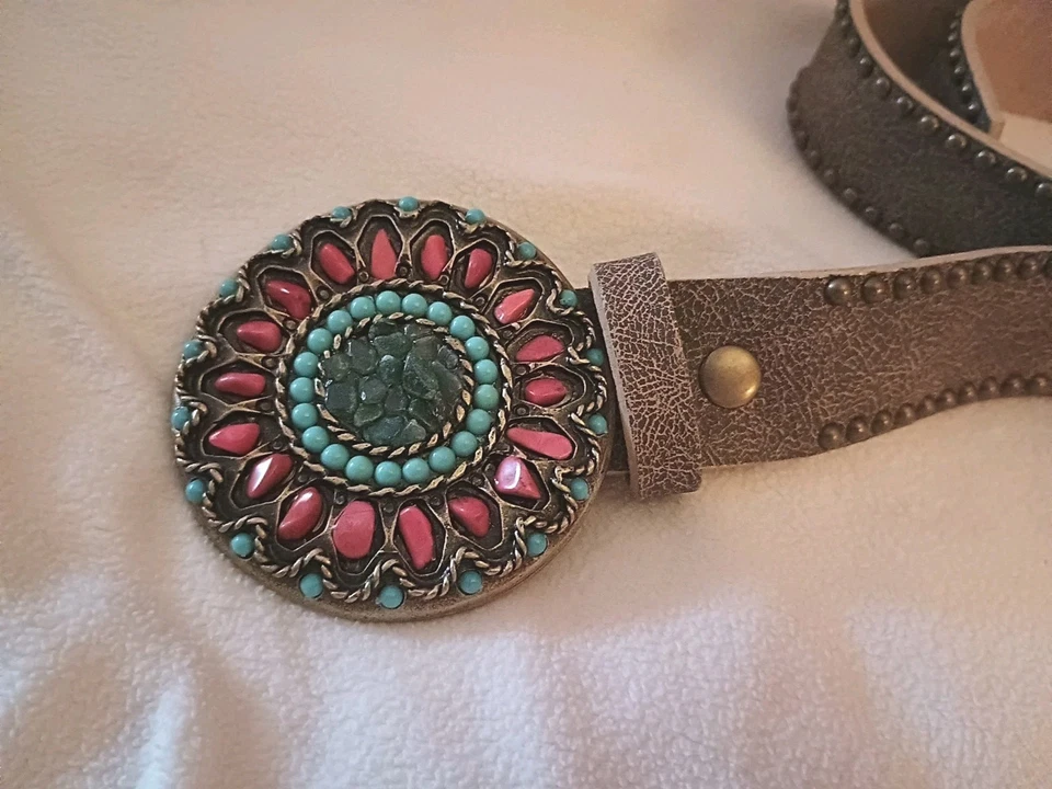 CINTURÓN DE CUERO ROCK CONCHO/PIEDRA CORAL AÑOS 70 CON PATRÓN FLORAL MECANIZADO TALLA L 36  Foto 1 de 4