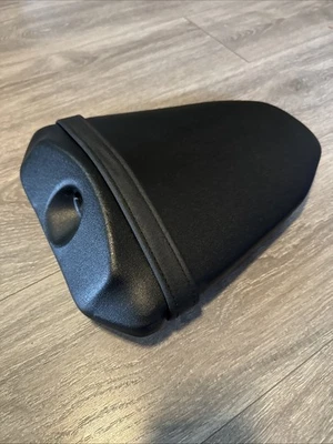 Yamaha MT-09 2025 asiento trasero pasajero pasajero OEM bloqueo y clip no incluido Foto 1 de 3