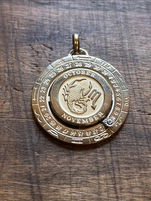 Colgante Horóscopo Escorpio Chapado en Oro 22k Pierre Cardin De Colección  Foto 1 de 3