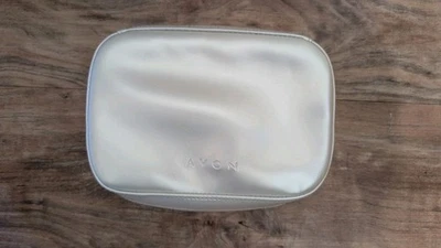 Bolsa de maquillaje Avon blanca Foto 1 de 4