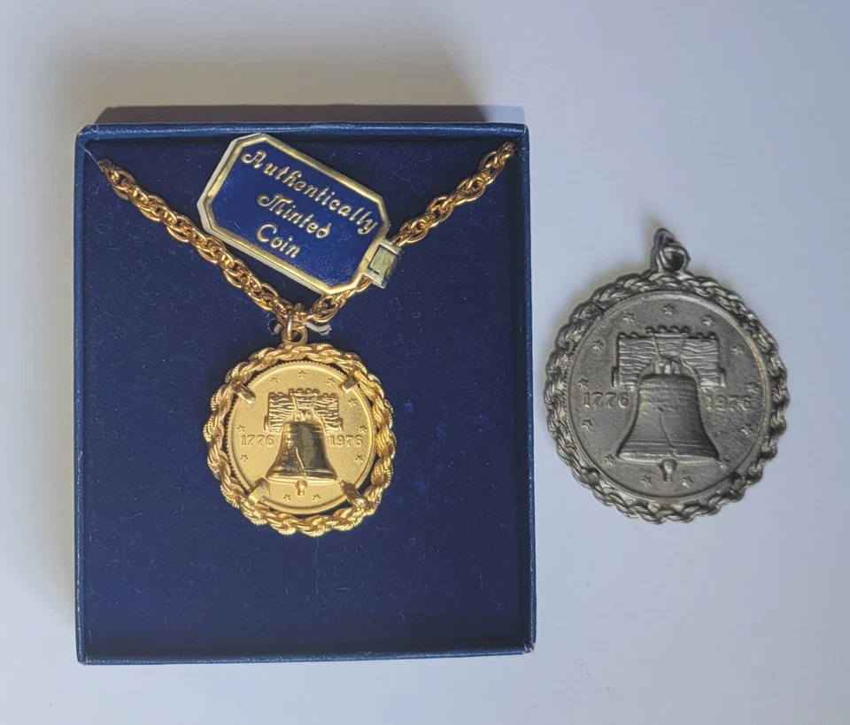 2 Colgantes de Recuerdo Campana de la Libertad Medallones Monedas 18 pulgadas Collar Bicentenario Foto 1 de 4