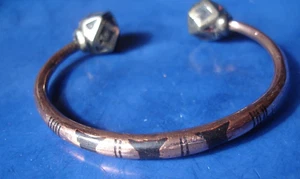 Niger Tuareg Grabado a Mano COBRE Brazado a Mano Brazalete Abierto con Extremos LATÓN Color Dorado - Imagen 1 de 6