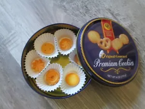 Set of 6 Resin Butter Cookie Fake Food Refrigerator Magnets in Tin - Picture 1 of 6