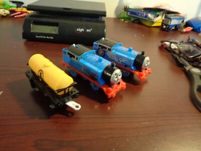 Thomas & Friends Trackmaster двигатели и тендер грязный красный против синий плюс тендер - Изображение 1 из 4