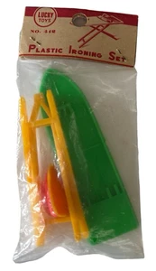 NOS Lucky Toys Miniatur Kunststoff Bügelbrett Set Hong Kong OVP - Bild 1 von 12