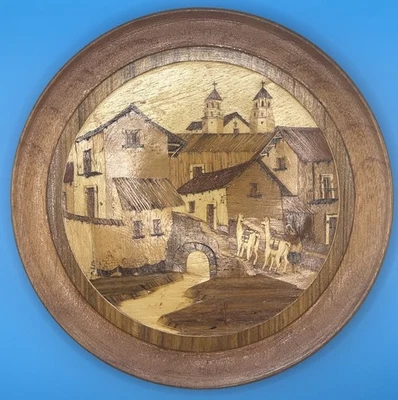 Placa redonda decoración de pared vintage con incrustaciones de madera rural escena de pueblo rural Foto 1 de 4