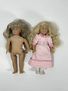 Mini bambole americane Caroline Abbott (NO scarpe) e Kirsten Larson (NO vestiti) - Foto 1 di 5