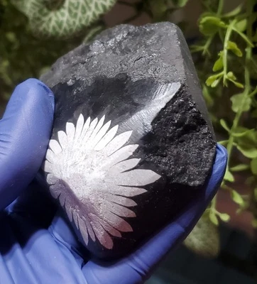 Chrysanthemum Stone Quartz Carving 176g, Enshi, Hubei  - Image 1 of 4