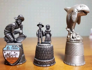 Vintage Lot von 3 Silber Zinn Fingerhüte - SeaWorld, Altstadt San Diego, Amish Paar - Bild 1 von 15