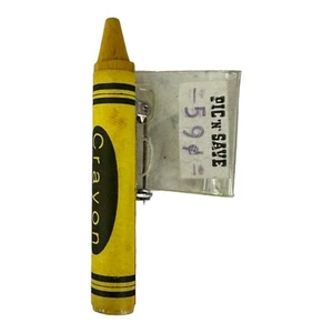 "Pin crayón amarillo vintage crayola 2 1/4"" de largo".  Nuevo de Lote Antiguo / Pic N' Save.  RARO! - Imagen 1 de 3