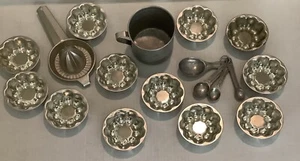 Aluminum Cup Measure Measuring Spoons Juicer Mini Cake Pan 12 Vintage - Picture 1 of 4