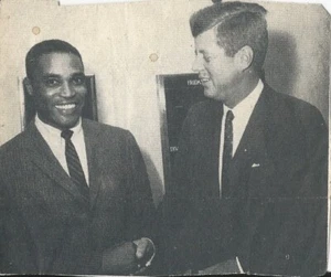 Vintage Foto Ausschnitt eines Afroamerikaners mit John F Kennedy Ephemera - Bild 1 von 2