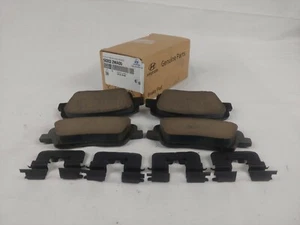 OEM HYUNDAI REAR DISC BRAKE PADS 58302-2WA00, 13-16 SANTA FE, 14-15 SORENTO  - Picture 1 of 3