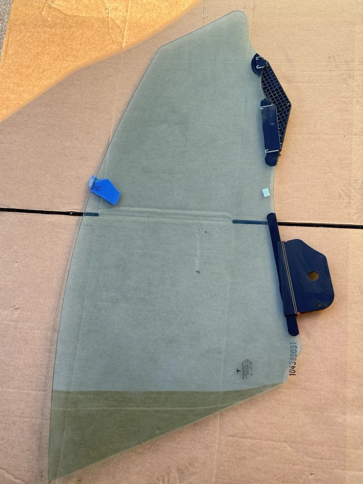 Vidrio de ventana de puerta delantera izquierda conductor Tesla modelo Y 2020-2025 fabricante de equipos originales Foto 1 de 4