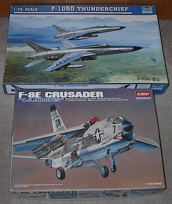 Lote de 3 KIT 1/72 - ACADEMY F-8E CRUSADER; TROMPETISTA F-105D&ACADEMY F-35A **NOTA*** Foto 1 de 3