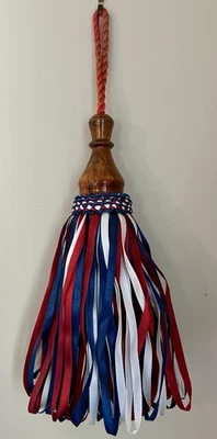 Патриотические красные, белые и синие ленточные кисточки с деревянной вешалкой Americana USA - Изображение 1 из 2