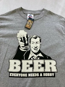 BIER JEDER BRAUCHT EIN HOBBY * KURZARM GRAU LUSTIGES GESCHENK T-SHIRT * KLEIN * NEU - Bild 1 von 3
