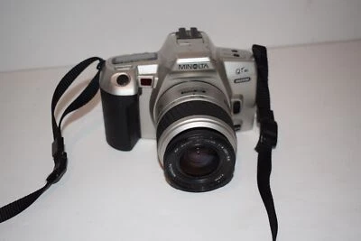 Câmera de Filme 35mm Minolta Maxxum QT si com Lente Minolta AF Zoom 35-80mm (HMM71) - Imagem 1 de 4