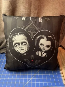 Munsters Herman und Lily 15x15 Dekokissen Neu! - Bild 1 von 2