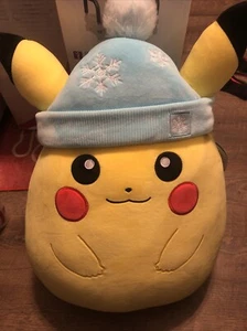 Cappello invernale peluche Squishmallows Pikachu Holiday " Pokemon nuovo con etichetta nuovo con etichetta - Foto 1 di 1