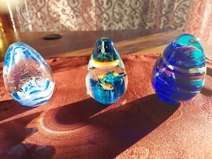 (3) KONVOLUT VINTAGE KUNST GLAS BRIEFBESCHWERER MUNDGEBLASENE BLUMEN-, FISCH- & WIRBELEIER 3D - Bild 1 von 10