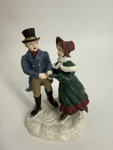 Mervyn's Christmas Village Square Victorian Couple Ice Skating 4" Figur 1995 - Bild 1 von 8