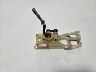 2000 - 2005 年丰田 Mr2 Spyder 5 速手动变速器变速器带换档底座 — 第 1/4 张图片