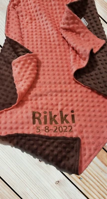 Коричневое детское одеяло Minky или Taggie, персонализированное, 4 цвета на выбор, 3 размера - Изображение 1 из 4