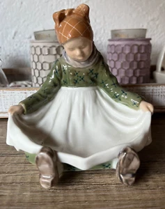 Royal Copenhagen Figur Lotte Benter " Nr. 1315 "Amager Mädchen" H. 13,0 cm - Bild 1 von 6