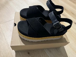 Neu im Karton UGG Aubrey Espadrille Sandale Plateau Sandalen Knöchelriemen schwarz, Gr. 7 - Bild 1 von 5