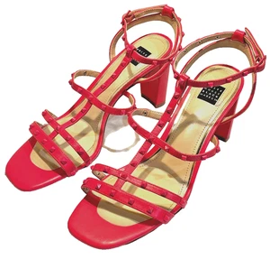 Sandalia Black Market Casa Blanca Brooklyn Azalia Rosa Caliente con Tiras Tachonadas - Imagen 1 de 13