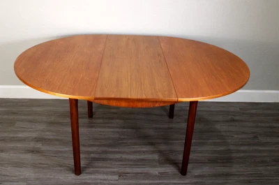 Mesa de comedor redonda Mid Century de teca con hojas de mariposa / mesa ovalada Foto 1 de 4