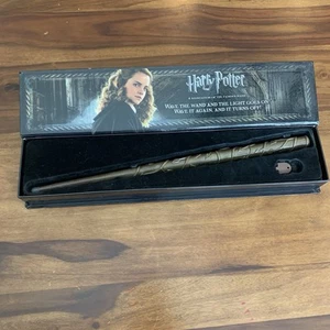 Varita de Harry Potter Hermione Granger con punta iluminadora, The Noble Collection - Imagen 1 de 17