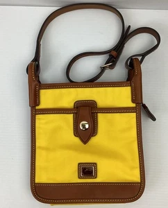 Sac à main bandoulière de voyage Dooney & Bourke jaune Wayfarer nylon porte-lettres - Photo 1/10