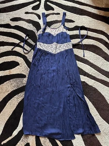 Betsey Johnson Plisseekleid dunkelblau mit Spitzendetail - Bild 1 von 5