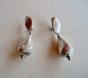 Pendientes colgantes vintage Sarah Coventry tono plata en forma de pera texturizados clip - Imagen 1 de 3