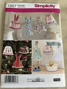 Simplicity Elaine Heigl Craft # 1957 . Apron Christmas Ornaments - Picture 1 of 2