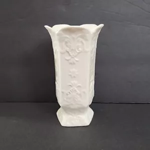 Jarrón vintage con patas de cerámica decoración en relieve ornamentado festoneado cónico Pentágono - Imagen 1 de 13