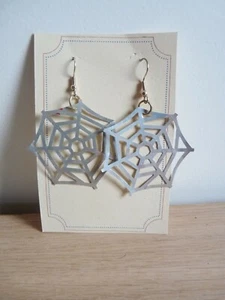 Spinnennetz Ohrringe, Halloween, Goth, Alunetze, versilberte Ohrdrähte - Bild 1 von 2