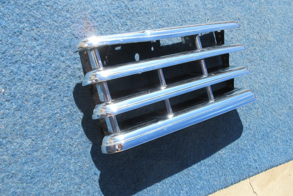1946 Pontiac RIGHT GRILL EXTENSION Silver Streak Foto 1 de 4