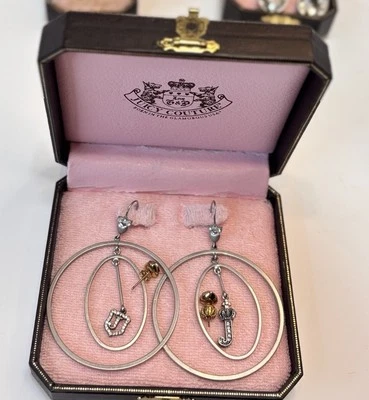 Brincos de argola Juicy Couture Y2K prata tonificada inicial J & C - Imagem 1 de 2