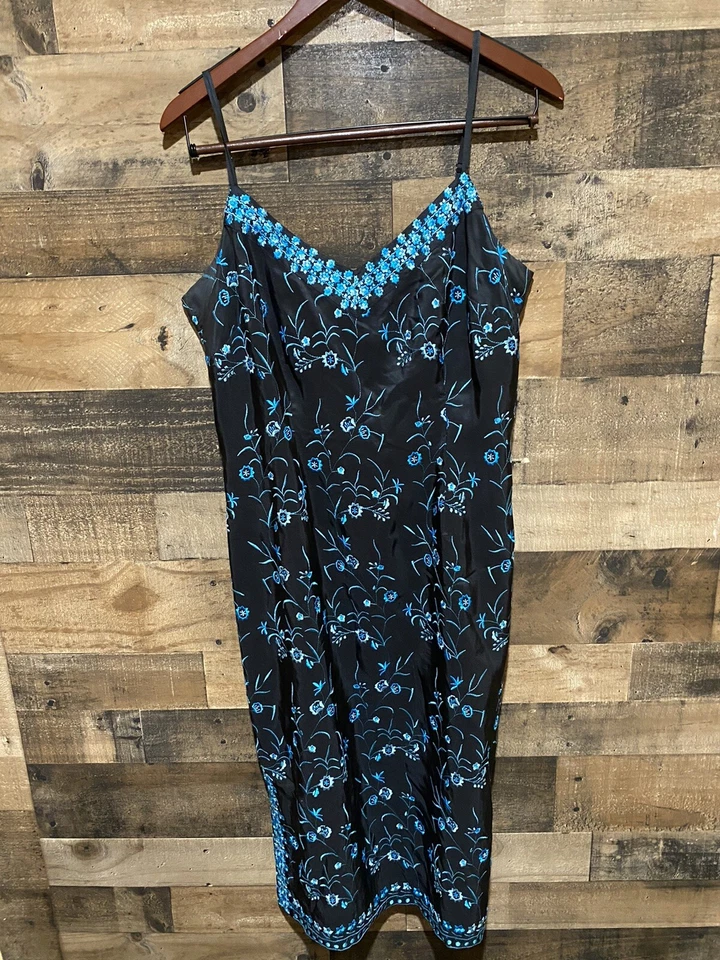 Vestido Hype Atelier Floral Negro Azul Bordado 12 Foto 1 de 1