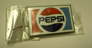 Insignia de emblema esmalte de Pepsi vintage nuevo de lote antiguo sellado en paquete década de 1970 - Imagen 1 de 2