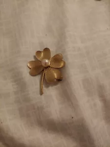 Lucky Winard 4 Leaf Clover Pearl In Center Brooch 12 K Gold Filled Beautiful - Picture 1 of 6