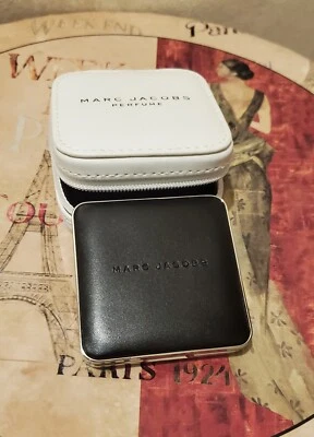 Marc Jacobs твердый духи в драгоценности как кожа украшенный компактный плюс чехол РЕДКАЯ - Изображение 1 из 3