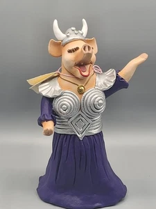 Virgina E. Whitman VOLKSKUNST KERAMIK FIGUR Oper singendes SCHWEIN Brünnhilde mit Etikett. - Bild 1 von 11