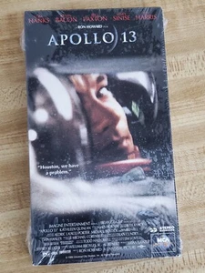 Apollo 13 - VHS - Neu & Versiegelt - Tom Hanks Kevin Bacon Bill Paxton - Bild 1 von 2