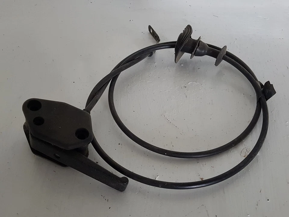 Poignée avec cable ouverture capot moteur pour Renault R11 diesel de 1986 - Photo 1/1