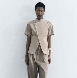 Zara asymmetrisches Hemd mit Knöpfen taupe kurzarm Damen Small neu mit Etikett minimalistisch - Bild 1 von 10
